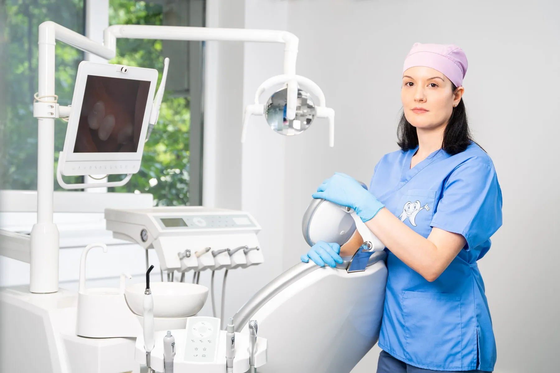 Dr. Roxana Usturoi lângă unitul dentar din cabinetul PreDental