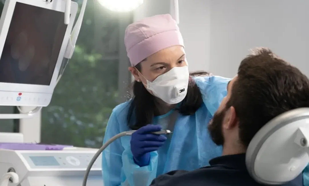 Detartrajul dentar: ce este și de ce nu este opțional?